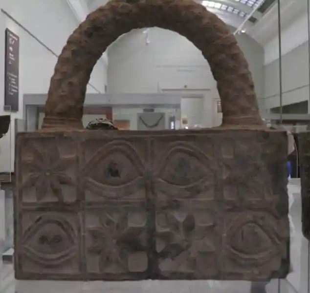 Sumerian item with eight-pointed rosette and eye design